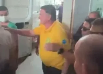 Bolsonaro foi sedado para exames, mas está “acordado e lúcido”, diz Carlos