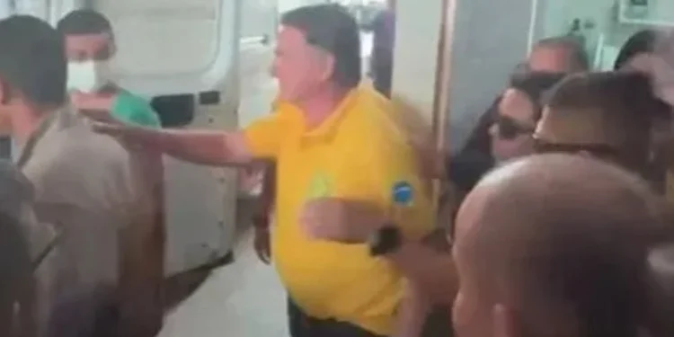 O ex-presidente Jair Bolsonaro (PL) se dirigindo à ambulância após passar mal durante agenda no Rio Grande do Norte • Reprodução/BlogGustavoNegreiros