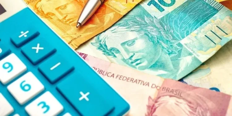 Por outro lado, os itens que tiveram maior redução nos preços foram o óleo de soja (−1,99%), o arroz (−1,81%) e as carnes (−1,60%) • Shutterstock