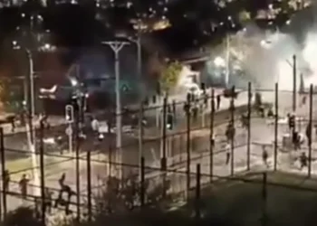 Torcedores e polícia brigam em Santiago, antes do confronto entre Colo-Colo e Fortaleza • Reprodução/Redes Sociais