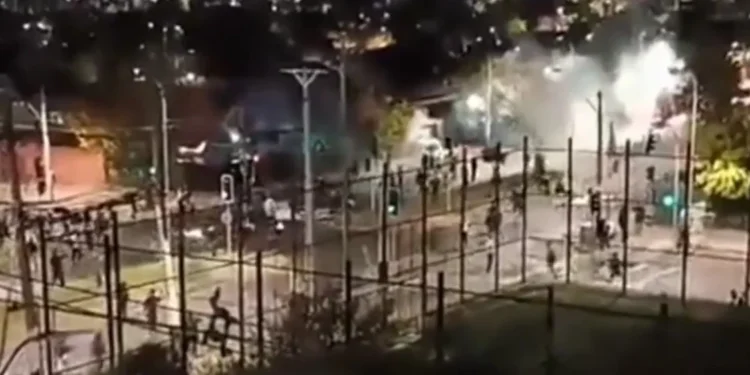 Torcedores e polícia brigam em Santiago, antes do confronto entre Colo-Colo e Fortaleza • Reprodução/Redes Sociais