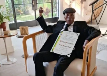 "Estou muito feliz", disse Milton Nascimento ao receber honraria da Unicamp • Divulgação