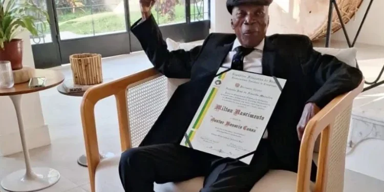 "Estou muito feliz", disse Milton Nascimento ao receber honraria da Unicamp • Divulgação