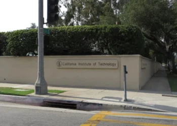 Situado na Califórnia, o Caltech é um dos principais centros de pesquisas nas áreas de ciências naturais e engenharia nos EUA • Wikimedia Commons