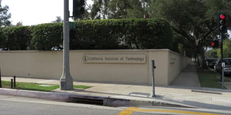 Situado na Califórnia, o Caltech é um dos principais centros de pesquisas nas áreas de ciências naturais e engenharia nos EUA • Wikimedia Commons