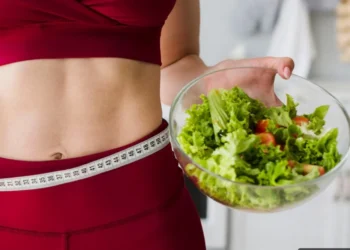 Muitas informações sobre a redução de peso saudável circulam pela internet, mas no que acreditar? crédito: Freepik