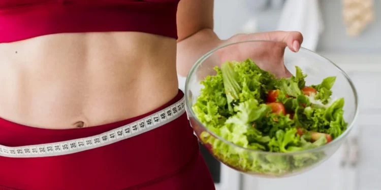 Muitas informações sobre a redução de peso saudável circulam pela internet, mas no que acreditar? crédito: Freepik