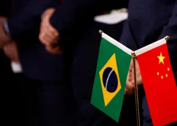 Bandeiras de Brasil e China vistas em coletiva de imprensa na embaixada brasileira em Pequim • 14/04/2023REUTERS/Tingshu Wang/Pool