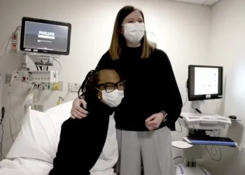 A receptora de transplante de rim de porco, Towana Looney, senta-se com o cirurgião de transplante Dr. Jayme Locke em 10 de dezembro de 2024, no NYU Langone Health, em Nova York. — Foto: AP Photo/Shelby Lum