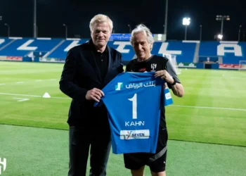 Ex-goleiro Oliver Kahn posa ao lado do técnico Jorge Jesus em vista ao Al-Hilal — Foto: Divulgação/Al-Hilal