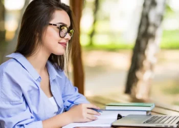 ChatGPT monta cronograma para quem deseja estudar inglês • Freepik