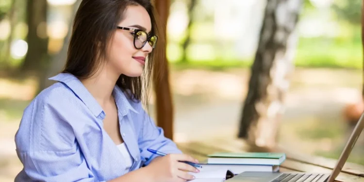 ChatGPT pode ajudar a estudar inglês; veja como