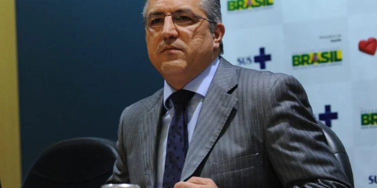 Padilha quer vacinação em massa contra a dengue em 2026