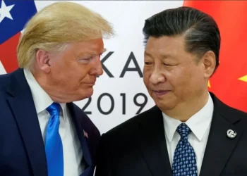 O presidente dos EUA, Donald Trump, e o presidente da China, Xi Jinping • REUTERS/Kevin Lamarque