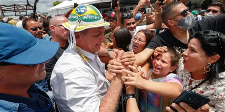 Ex-presidente da República, Jair Bolsonaro recebe os cumprimentos apoiadores durante viagem a Alagoas em 2021 • Alan Santos/PR
