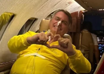 Bolsonaro diz que está “se recuperando” com “cuidados intensivos”