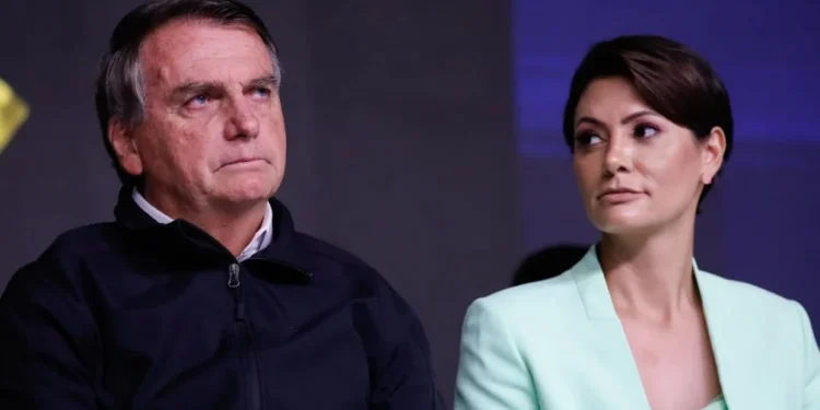 Jair Bolsonaro e Michelle Bolsonaro • Foto: Isac Nóbrega/PR