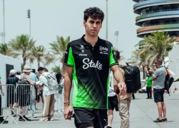 Gabriel Bortoleto detona carro da Sauber após GP do Bahrein: ‘Inguiável’ • Foto: Divulgação/ @stakef1team_ks