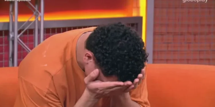 BBB25: Vinícius chora ao descobrir reação da mãe após se assumir bissexual