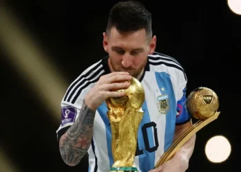 Lionel Messi beija taça da Copa do Mundo após vitória da Argentina sobre a França na final da Copa do Mundo do Catar • 18/12/2022 REUTERS/Kai Pfaffenbach