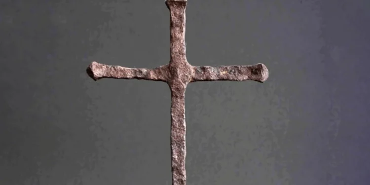 Cruz usada na primeira missa do Brasil chega em SP para Semana Santa