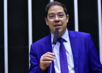 Em ausência de Hugo, deputado do PL favorável à anistia assume Câmara