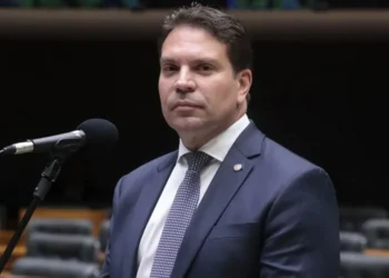 Líder do PT questiona STF sobre recurso que pode livrar Ramagem de denúncia