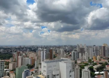 "Efeito cebola" aumenta e abaixa as temperaturas no Brasil. • Alan Cardoso
