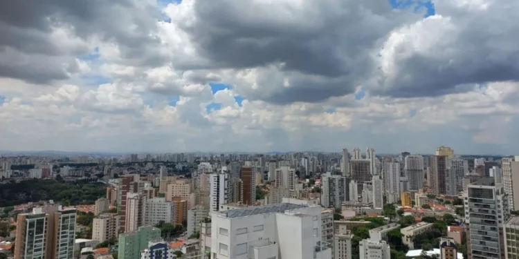"Efeito cebola" aumenta e abaixa as temperaturas no Brasil. • Alan Cardoso