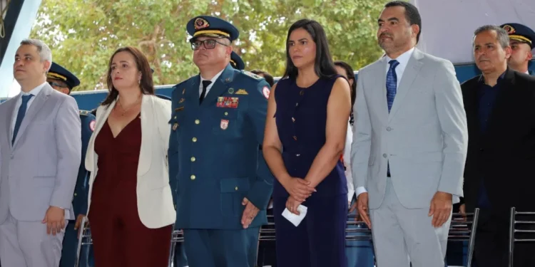 Ao lado da primeira-dama Karynne Sotero e do comandante-geral do CBMTO, coronel Peterson Queiroz de Ornelas, governador Wanderlei Barbosa prestigia cerimônia que oficializa a formatura de novos militares do Corpo de Bombeiros
