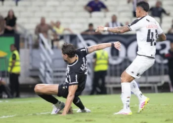 Pedro Raul finaliza para marcar gol do Ceará contra o Vasco • BAGGIO RODRIGUES/AGIF - AGÊNCIA DE FOTOGRAFIA/AGIF - AGÊNCIA DE FOTOGRAFIA/ESTADÃO CONTEÚDO
