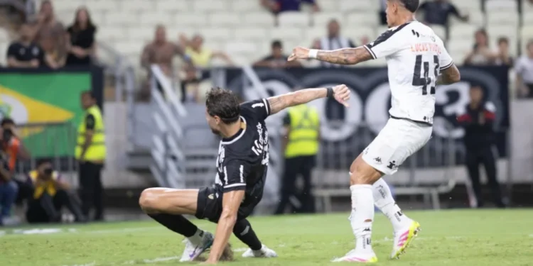 Pedro Raul finaliza para marcar gol do Ceará contra o Vasco • BAGGIO RODRIGUES/AGIF - AGÊNCIA DE FOTOGRAFIA/AGIF - AGÊNCIA DE FOTOGRAFIA/ESTADÃO CONTEÚDO