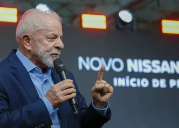 “País não pode viver eternamente de Bolsa Família”, diz Lula