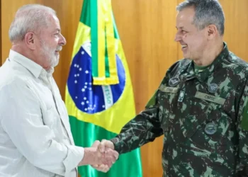 Lula participa de comemoração do Dia do Exército nesta quarta-feira (16)