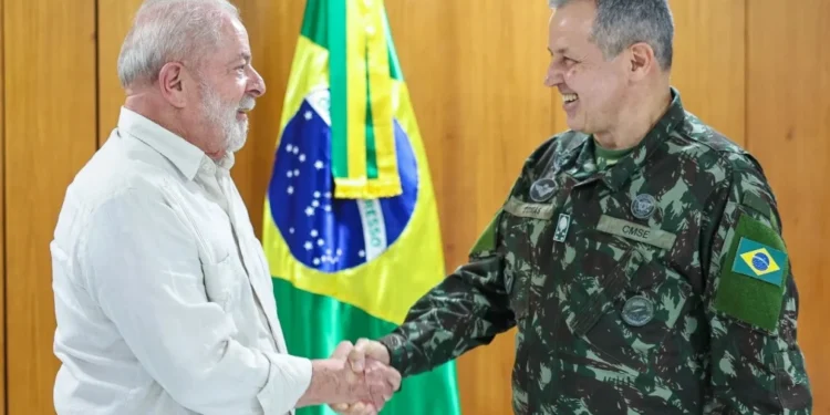 Lula junto do comandante do Exército, general Tomás Paiva • Ricardo Stuckert/PR