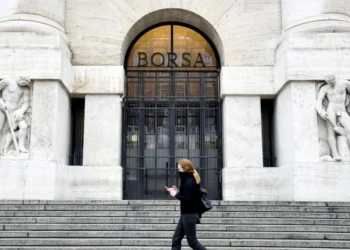 Pedestre caminha em frente à Bolsa de Valores de Milão • Flavio Lo Scalzo/Reuters