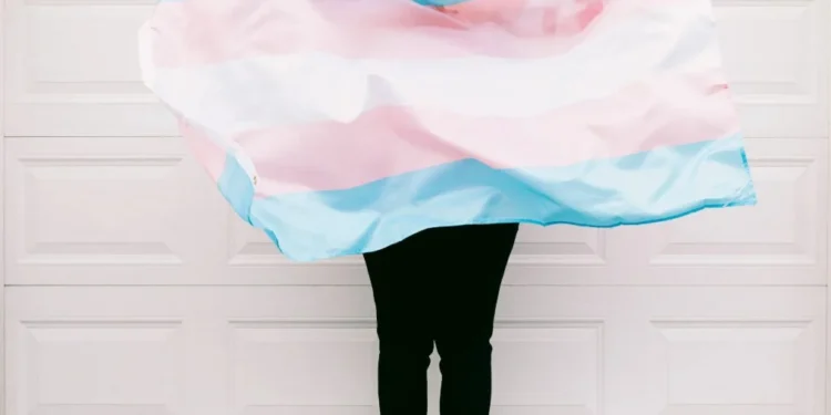 Resolução do CFM altera idade mínima para cirurgia de redesignação de gênero e veta terapia hormonal a menores de 18 anos • DBenitostock/GettyImages