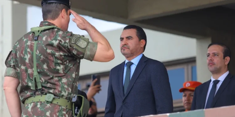 Governador Wanderlei Barbosa participa de solenidade do Dia do Exército e apresentação de novos blindados para o Tocantins