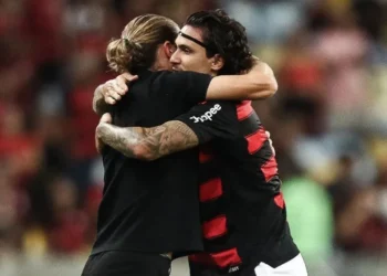 Pedro comemora seu gol contra o Juventude com Filipe Luís • Gilvan de Souza/Flamengo
