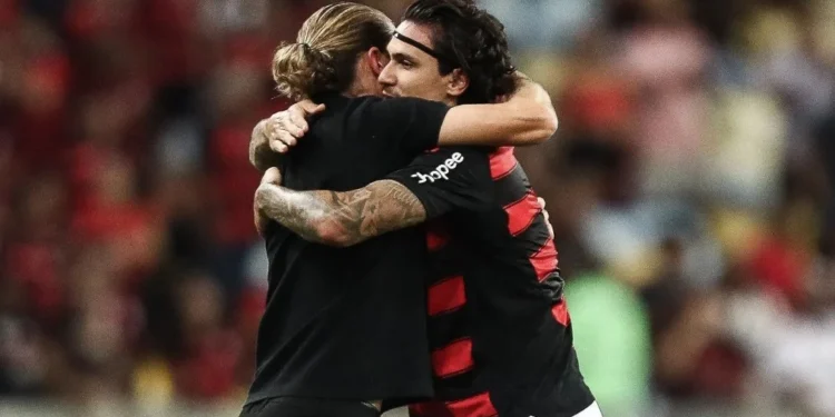 Pedro comemora seu gol contra o Juventude com Filipe Luís • Gilvan de Souza/Flamengo