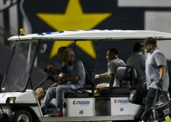 Neymar deixa Santos x Atlético-MG com nova lesão • Miguel Schincariol/Getty Images)