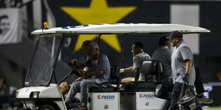 Neymar deixa Santos x Atlético-MG com nova lesão • Miguel Schincariol/Getty Images)