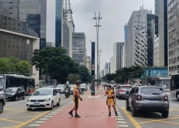 Agentes de trânsito atuam em cruzamento com semáforos apagados na Avenida Paulista • Camila Ancona/CNN