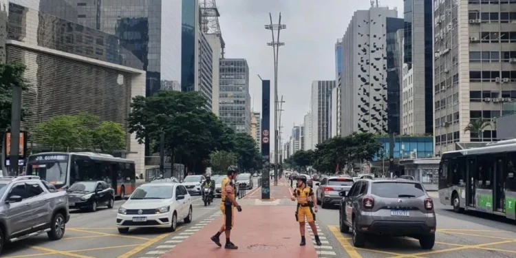 Agentes de trânsito atuam em cruzamento com semáforos apagados na Avenida Paulista • Camila Ancona/CNN