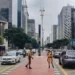 Agentes de trânsito atuam em cruzamento com semáforos apagados na Avenida Paulista • Camila Ancona/CNN