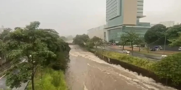 Defesa Civil de Belo Horizonte emitiu um alerta de risco geológico, válido até sábado (19) • Reprodução/ Redes sociais
