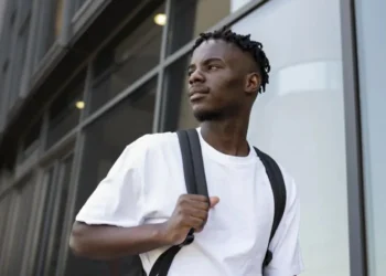 Selecionados podem receber até R$ 35 mil para cobrir despesas anuais de permanência • Freepik