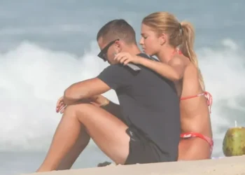 Jade Picon e André Lamoglia curtem praia agarradinhos no Rio de Janeiro • Dilson Silva/ AgNews