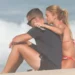 Jade Picon e André Lamoglia curtem praia agarradinhos no Rio; veja