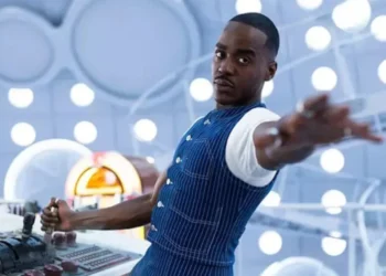 Ncuti Gatwa, conhecido por "Sex Education", se tornou o novo Doctor • Reprodução